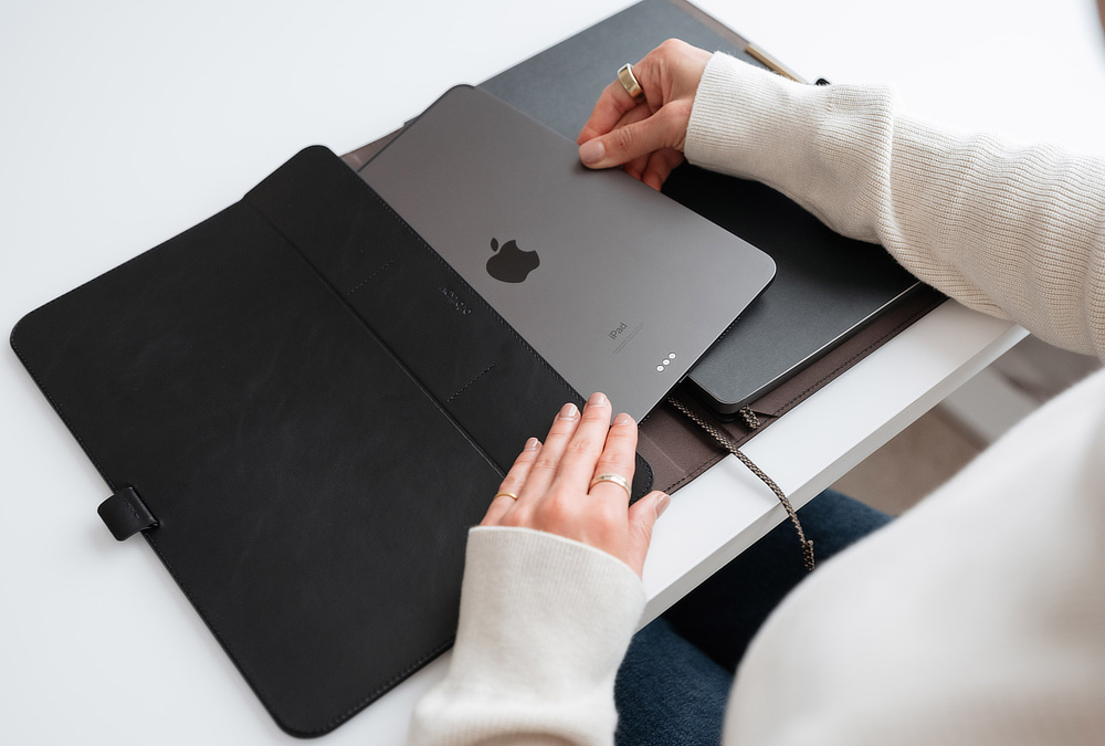 『Orbitkey Compendium』は、仕事に必要なタブレット・名刺・ノート・ペンを、一つにまとめられる本革製カバー|Orbitkey(オービットキー)のビジネスツール『Orbitkey Compendium(コンペンディウム)』と、『Orbitkey Laptop Sleeve(ラップトップスリーブ)』