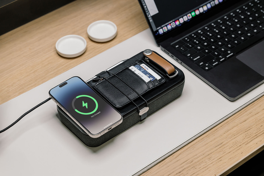 ワイヤレス充電も財布もこれ一つに。使いやすさは、「フタ」にも。仕事道具を好みの配置で収納、ワイヤレス充電台つきの「ガジェットケース」|Orbitkey Nest(オービットキー ネスト)