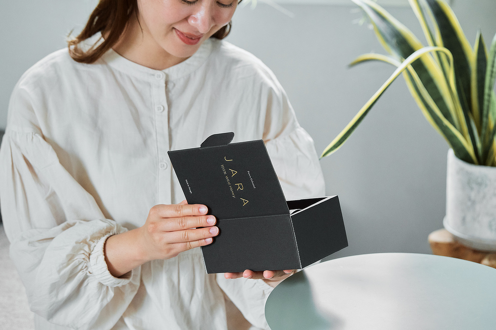 プレミアム感に溢れた『JARA Honey（ジャラハニー）』は、お世話になったお礼、退職祝い、父の日や母の日など、大切な人へのプレゼントにふさわしいたたずまい｜世界最古の採蜜の地・ジョージアから届いた、野生のままの巣ごとハチミツ『JARA Honey（ジャラハニー）』