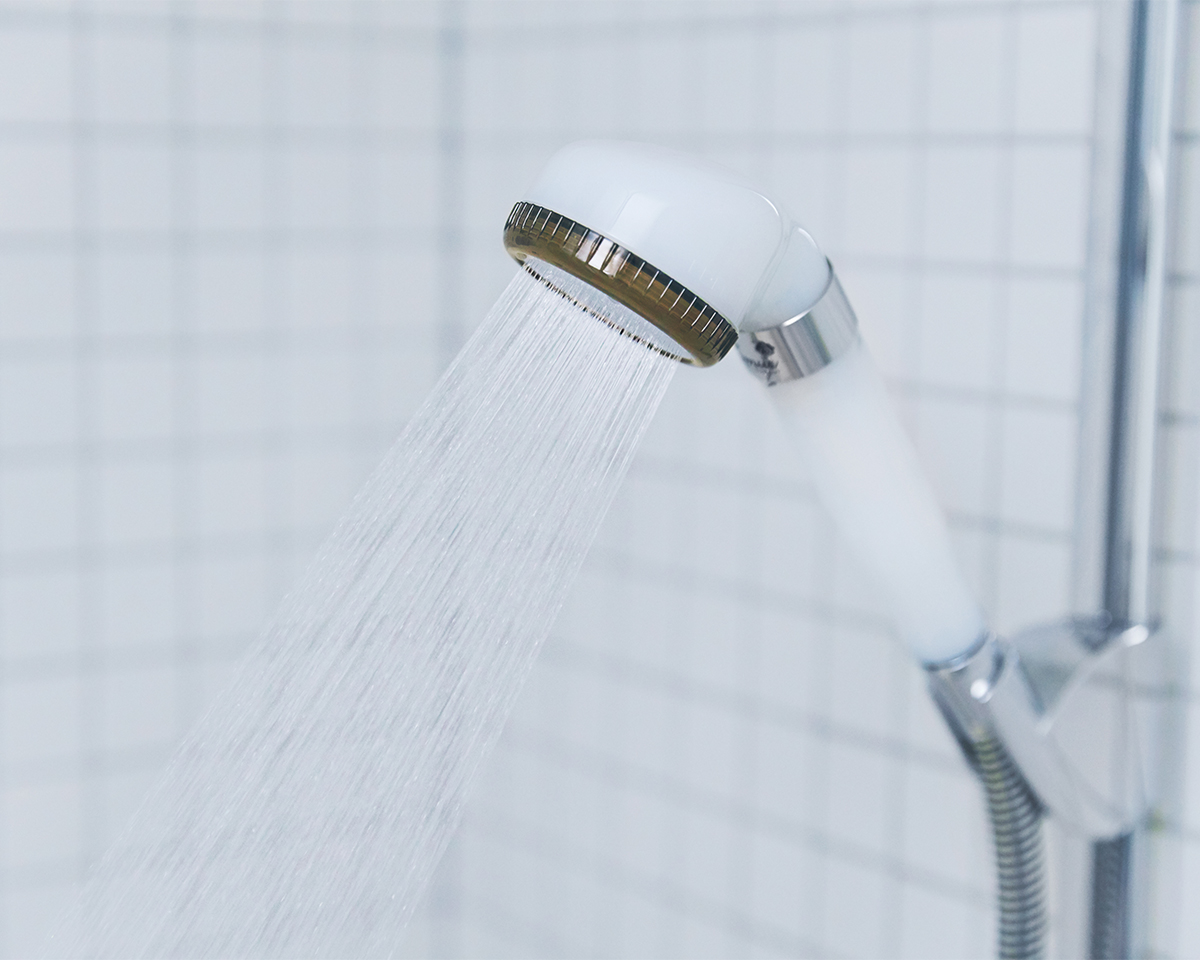 しっかりとした水圧の強さにも関わらず、一般的なシャワーヘッドより約30％の節水ができる。毛穴の汚れ・皮脂をスッキリかき出して、しっとりホカホカ気持ちいい「シャワーヘッド」｜エミュール ファインバブルシャワー