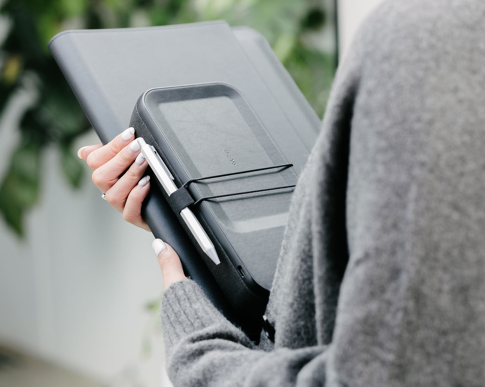 家のダイニングテーブルと、近所のカフェ、リモートワークにおすすめ。仕事道具を好みの配置で収納、ワイヤレス充電台つきの「ガジェットケース」｜Orbitkey Nest（オービットキー ネスト）
