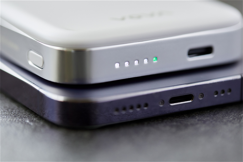 Qi2（チーツー）とは、認証機関「Wireless Power Consortium (WPC)」が2023年に発表した、ワイヤレス充電の国際規格であり、製品の安全性の証｜発火しにくい新技術を使った、準個体バッテリー「HeatZero（ヒートゼロ）」