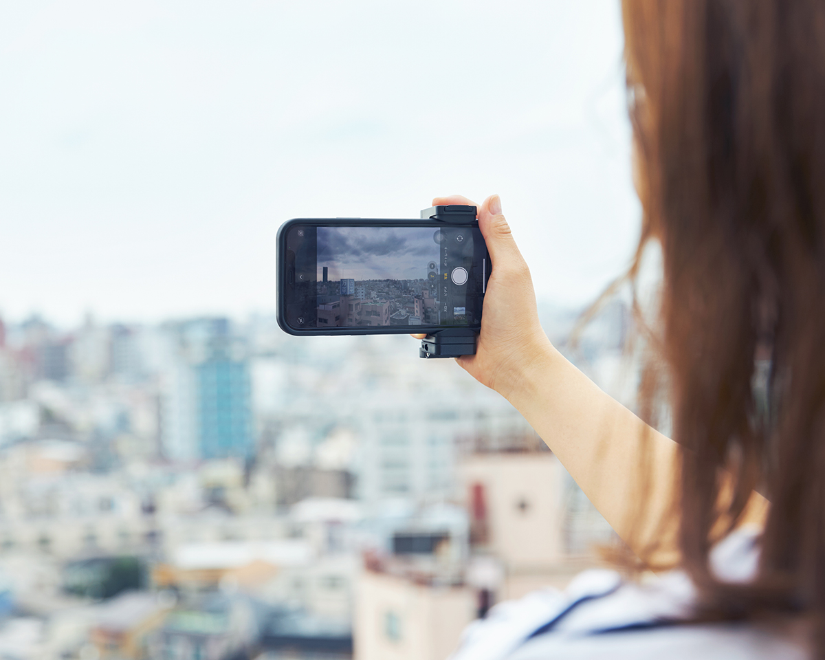 静止画と動画をボタンひとつで切り替えられる手軽さは、とても快適|一眼レフのような安定感、自撮り棒にもなる。マルチに使える、スマホスタンド・多機能グリップ|ShutterGrip 2(シャッターグリップ ツー)