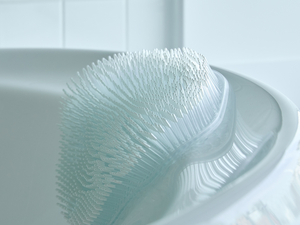 首筋に添い、頭の丸みにいい感じにフィットします。｜お風呂で脳を休ませるマインドフルネス、脱力入浴セラピーでリラックスできる、体圧分散とマッサージ効果を叶える『Bath ReLuxin’バスタブクッション』