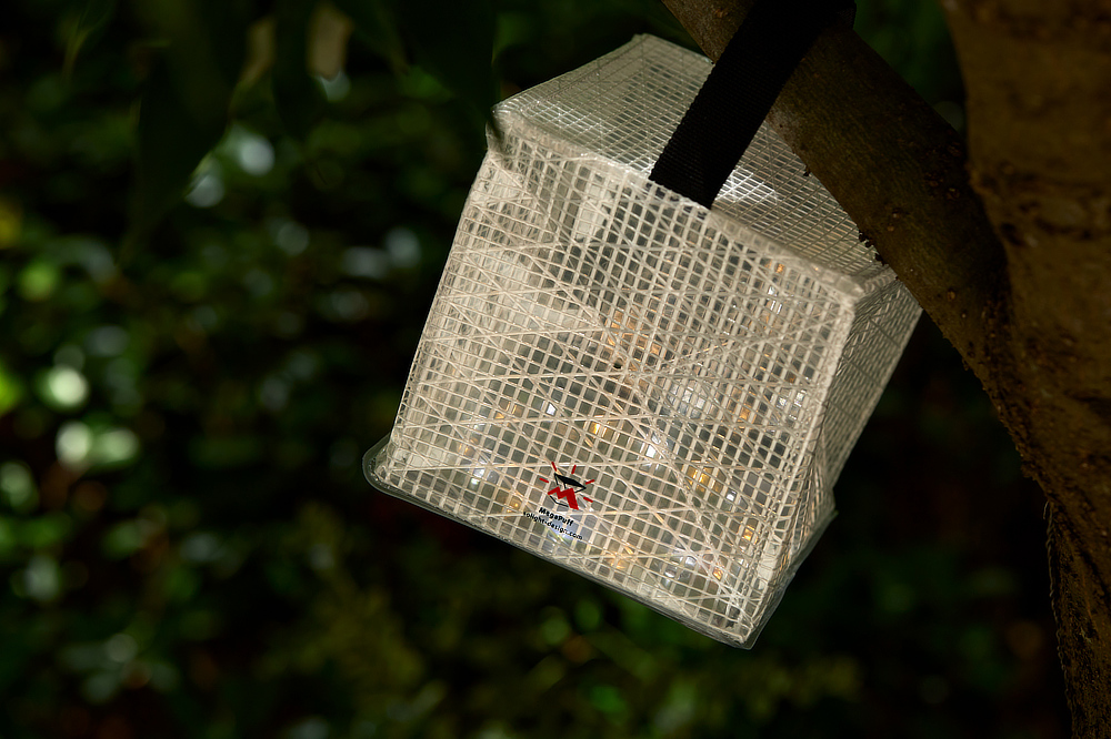 わずか130gの超軽量。畳めば薄さ2cmになるので、荷物の隙間にも入れられて持ち運び楽々｜長時間点灯、大容量バッテリー付き、折り畳めるランタン「MEGAPUFF（メガパフ）」（ソーラー充電式ランタン、太陽光発電ランタン、キャリーザサン、ソーラーパフ）