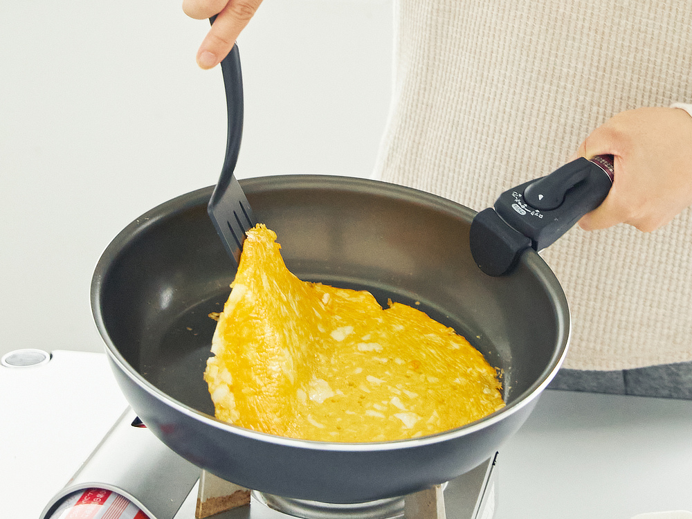 汚れやこびりつきもサッと拭きとれる|食材がくっつかない、焦げつかないフライパン(調理器具・道具・キッチンツール)|『SURUTTO(スルット)』