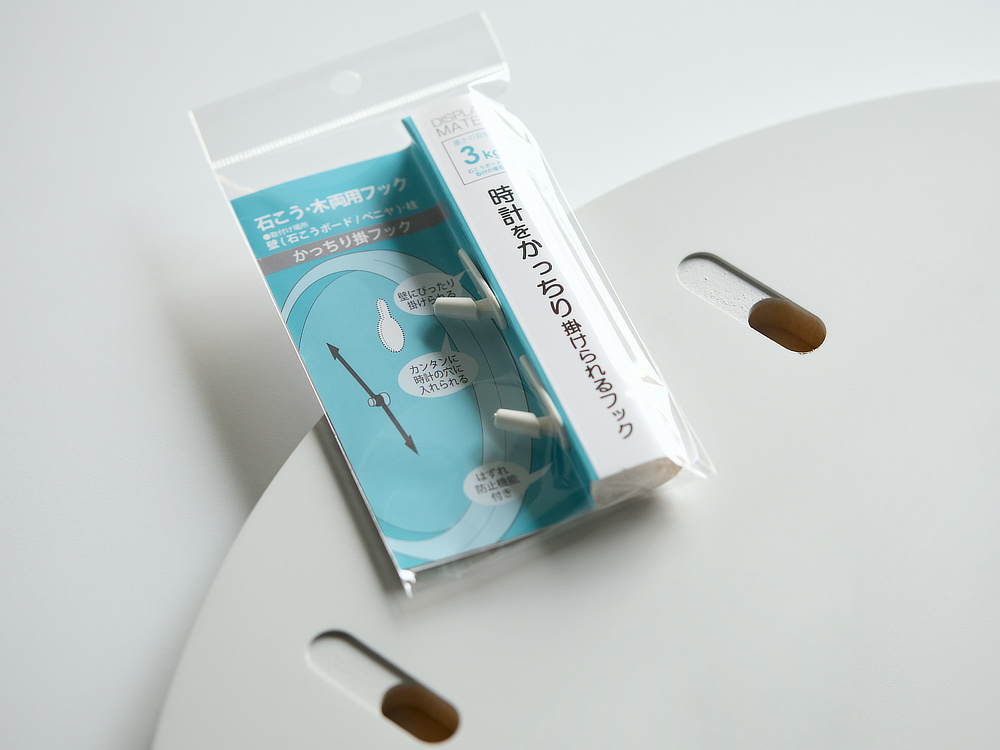 付属のフックピンを使って、石膏ボードまたは木製の壁に、とりつけられます。｜日本のミマツ工芸による佐賀の杉を選び抜いて作った家具『NENRIN（年輪）』｜ウォールミラー・鏡