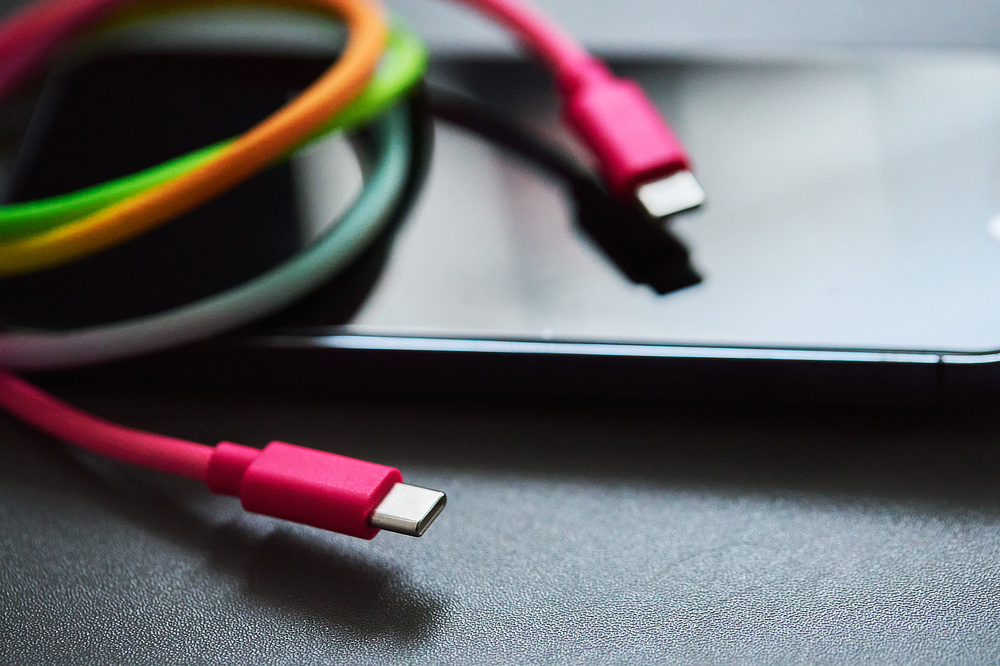 これまでの充電ケーブルは必要不可欠な“付属品”という感覚でしたが、本品はちょっと人に見せたくなる主役的な存在感｜断線しにくく丈夫、ひと目でわかる存在感の「USBケーブル」｜PRSM CABLE（プリズム ケーブル）