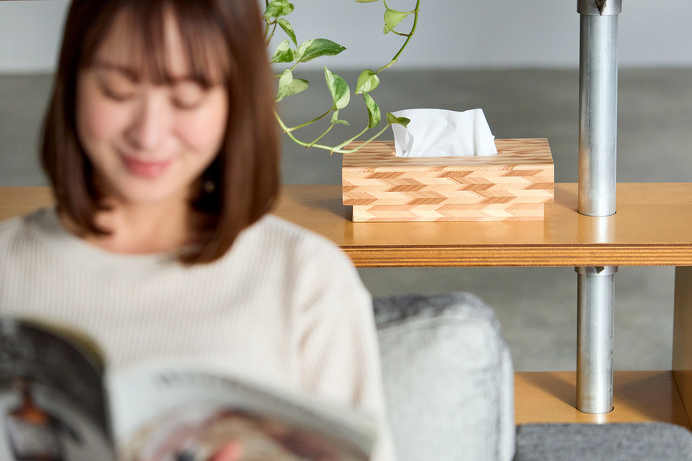 矢羽を表した「矢絣」の模様は、古来から、立身出世や武運といった繁栄を願う、吉祥模様で幸せを祈るインテリア｜日本のミマツ工芸による佐賀の杉を選び抜いて作った家具『NENRIN（年輪）』｜ウォールミラー・鏡