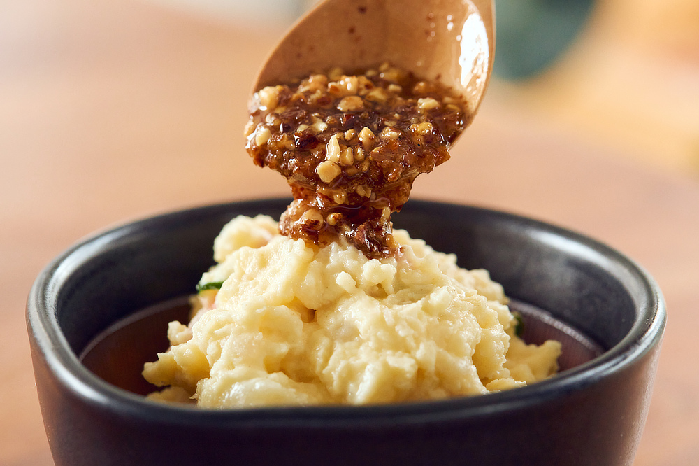 試作を何度もくり返すことで、フリーズドライしょうゆは、完成しました｜どんな料理も美味しくなる。ギフトにも喜ばれる、香り高いトリュフ入りの万能調味料「サクサクしょうゆアーモンド トリュフ風味」