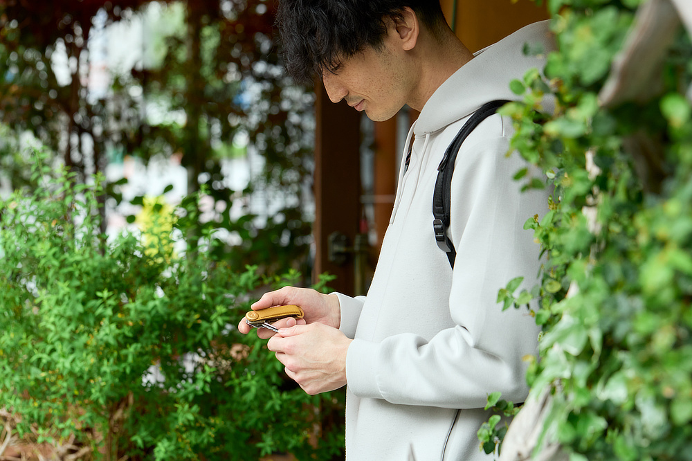 ミニマムな回転動作でサッと取り出せるから、ドアの前でも、もう迷わない｜鍵収納をとことん追求した、おしゃれな幅2cmのコンパクトなキーケース・キーホルダー｜Orbitkey（オービットキー）