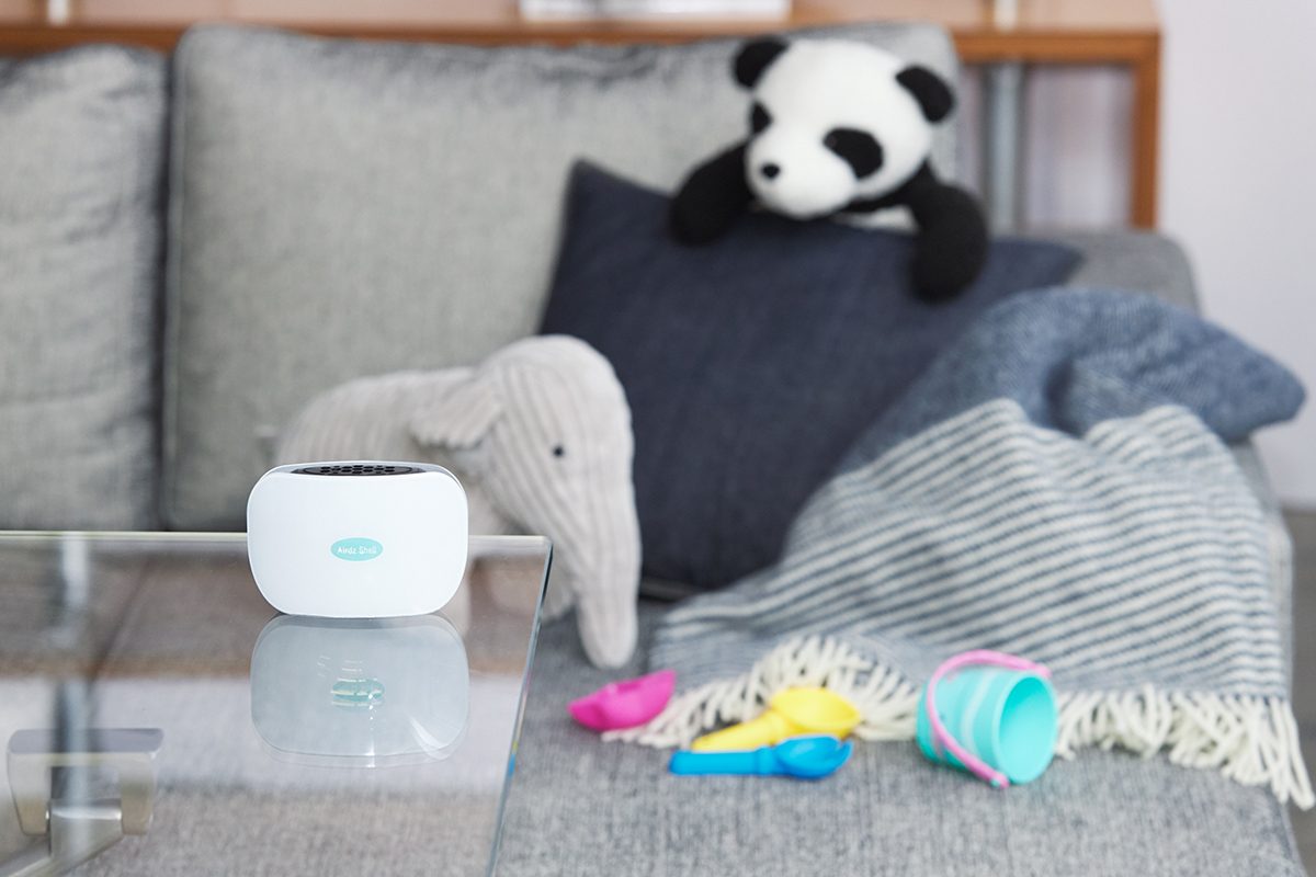 ゾンは、ソファやカーテンにしみついた臭いにも効く。ウイルス、菌、悪臭を分解。携帯型「オゾン発生器」｜Airdz Shell（エアーズ シェル）