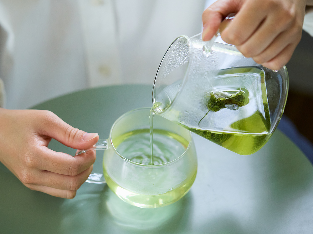 茶葉の栄養成分にも差が出ることが千葉大学で実証されており、「日本山人参」の場合、「好熱菌発酵物」の使用・不使用で、茶葉に含まれるアミノ酸の差が4倍以上になることが分かっています。|「日本山人参茶」同様、「好熱菌発酵物」で育てた、その名も「日本無垢茶」