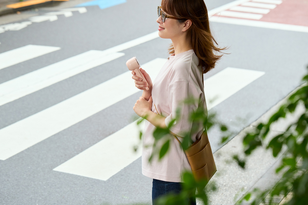 移動中はもちろん、目的地に到着して吹き出す汗を早く止めたい時にも涼しくしてくれる｜暑さ対策におすすめのひんやりグッズ。持ち歩ける100段階ターボの「大風量モバイルファン」