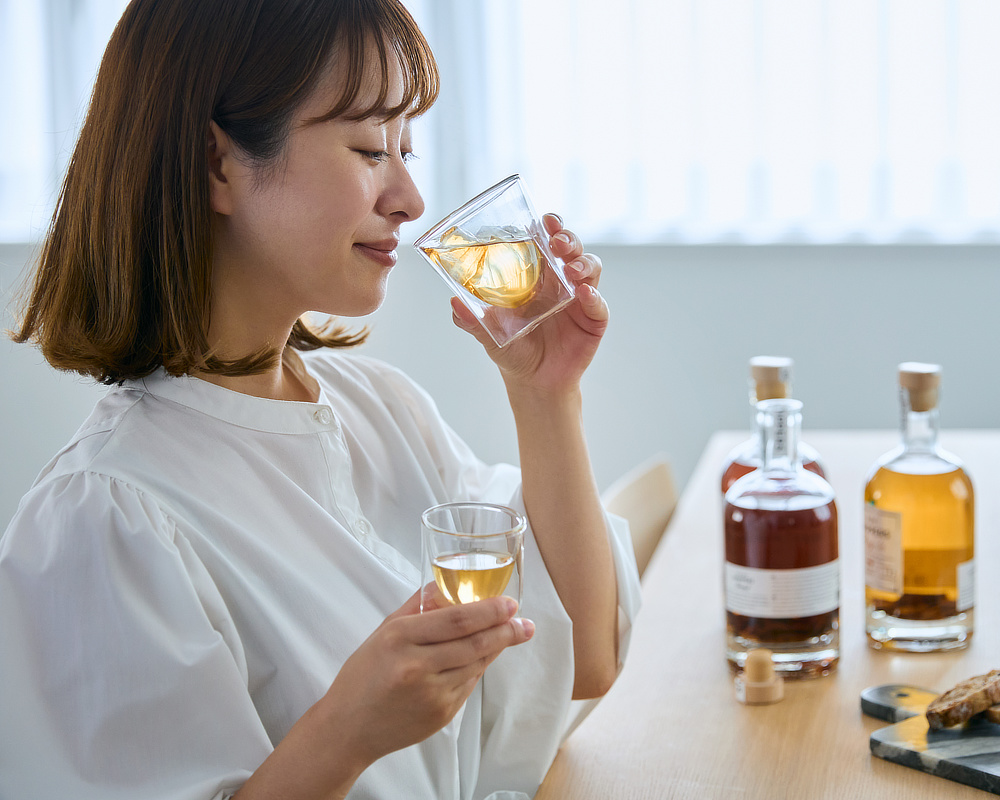 芳醇な香りと味わいになる|ウイスキーやドライジン、ホワイトラムなどのお酒を、ボトルの中で樽熟成できるオーク樽のウッドチップ入りボトル|SNIPPERS(スニッパーズ)