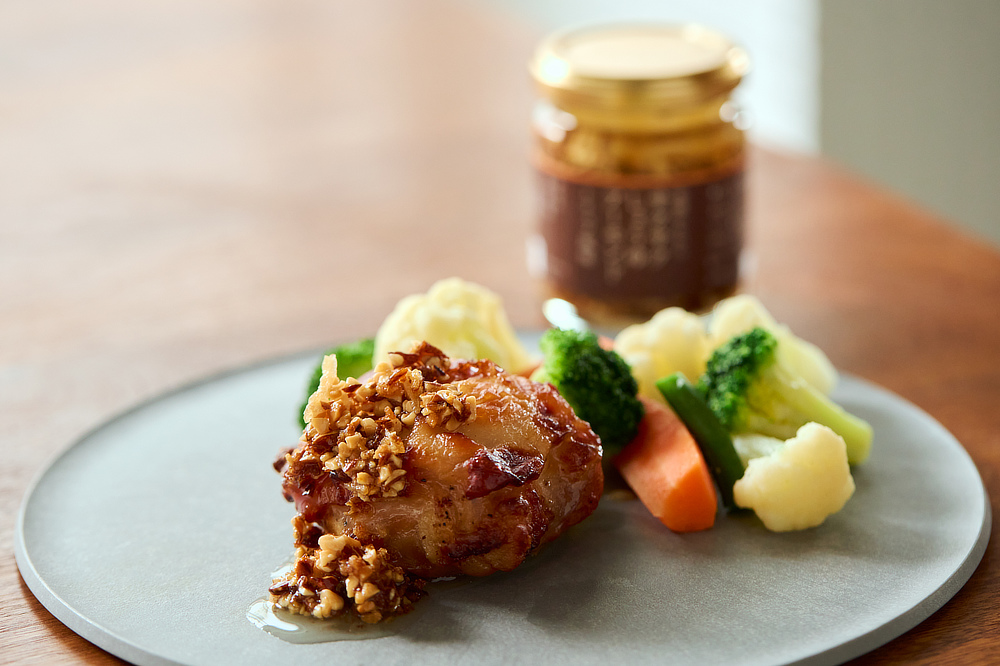 さっぱりした鶏肉を焼いた「チキンソテー」に、トリュフ風味のソースとして添えて｜どんな料理も美味しくなる。ギフトにも喜ばれる、香り高いトリュフ入りの万能調味料「サクサクしょうゆアーモンド トリュフ風味」