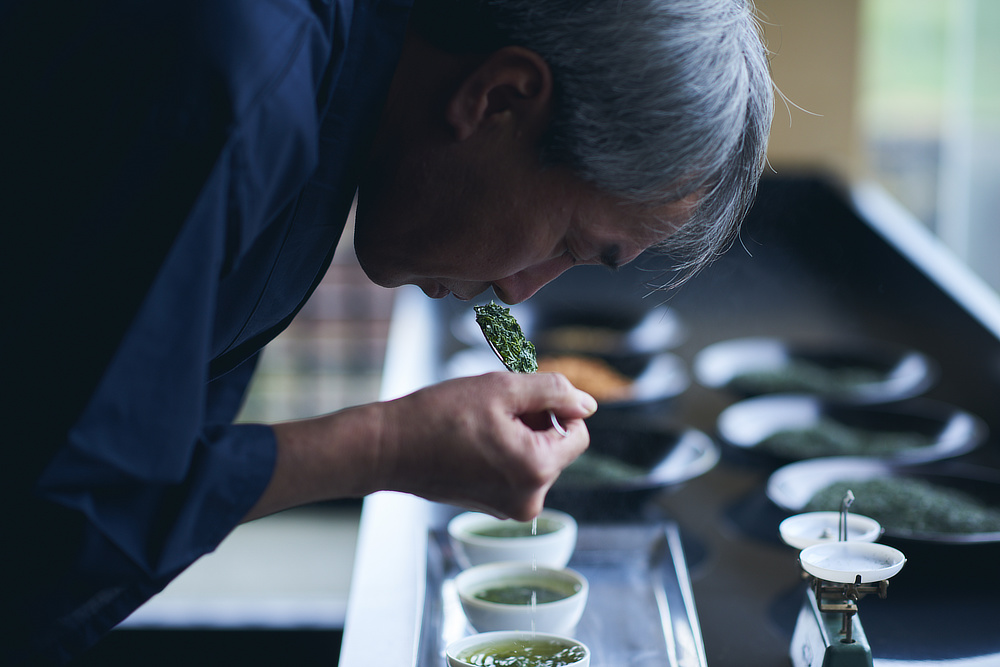 緑茶発祥の茶産地である京都・宇治田原で、昭和元年の創業よりつづく「宇治田原製茶場」から誕生したブランド|備長炭でていねいに炙った、おこげが香る炒り餅をブレンドした、玄米茶の原点『京玄米茶 上ル入ル(アガルイル)』の玄米茶・日本茶|京都・宇治田原製茶場