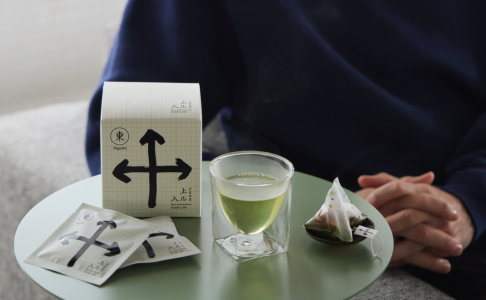 茶葉と炒り餅がベストな黄金バランスで飲んでいただけるよう、ティーバック1袋ずつ「茶葉」と「炒り餅」を分けて詰めているという手間のかかりよう。|備長炭でていねいに炙った、おこげが香る炒り餅をブレンドした、玄米茶の原点『京玄米茶 上ル入ル(アガルイル)』の玄米茶・日本茶|京都・宇治田原製茶場