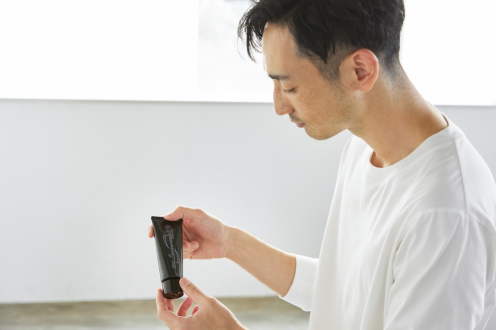 白髪を放置することはできない人におすすめ|髪と頭皮を傷めることなくカラーリングできる。クリームを塗って光で着色するユニーク発想する白髪染め「ルミナマジックS」