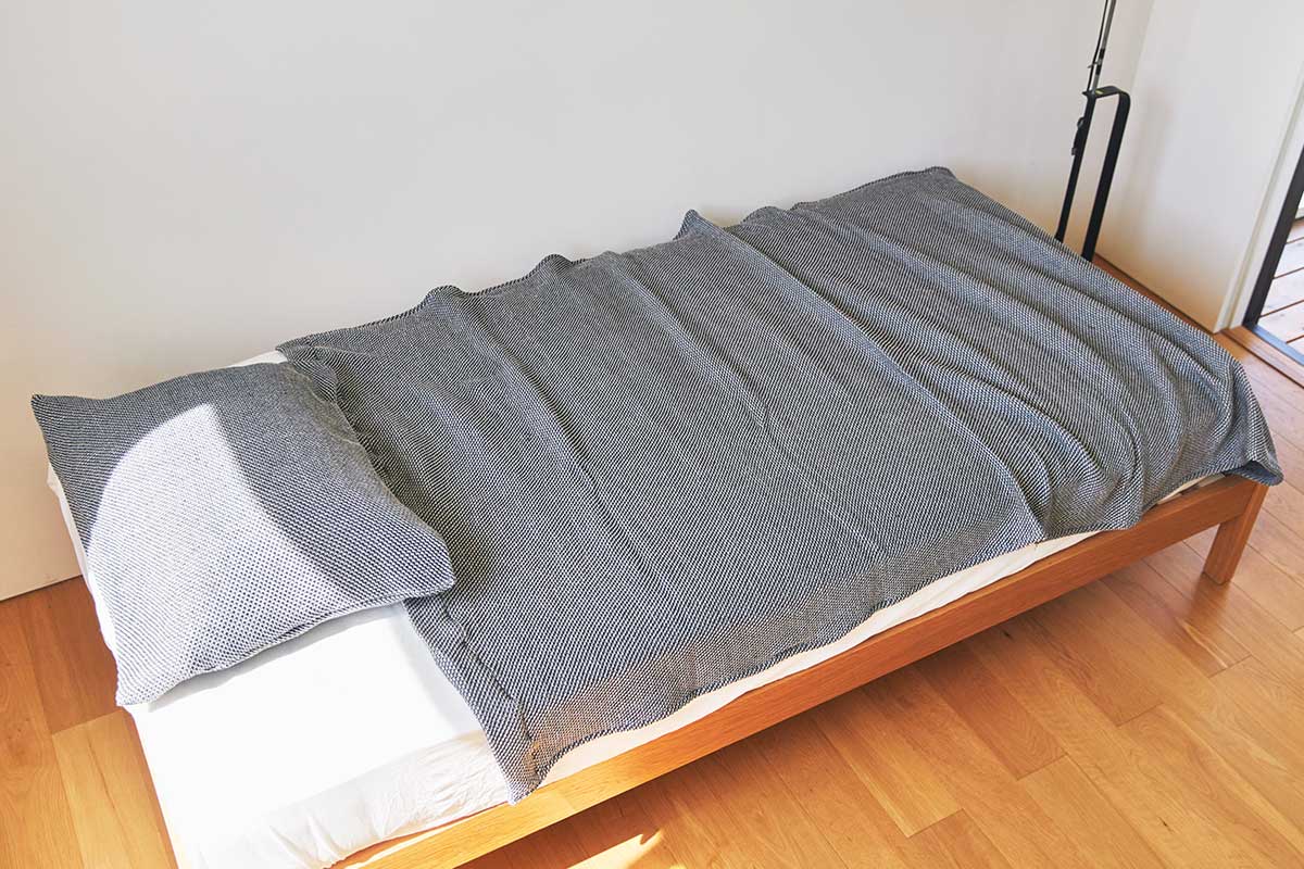大阪泉州の後晒しでふわふわの感触(日本製)。「熟睡」を追求した凹凸状のハニカム織りのハニカムケット(ワッフルケット)