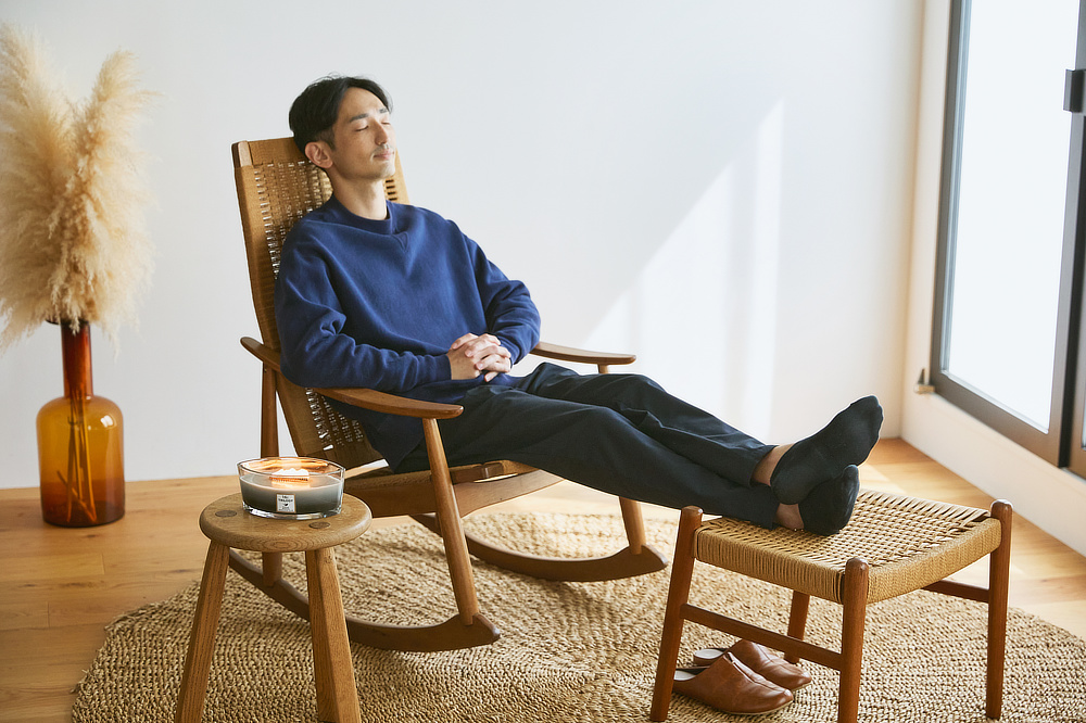 大容量だから、燃焼時間はたっぷりの約40時間。自然で豊かな香りが、部屋中に広がる｜まるで小さな暖炉、パチパチと燃えうねる木製芯の「アロマキャンドル」｜WoodWick（ハースウィックキャンドル）