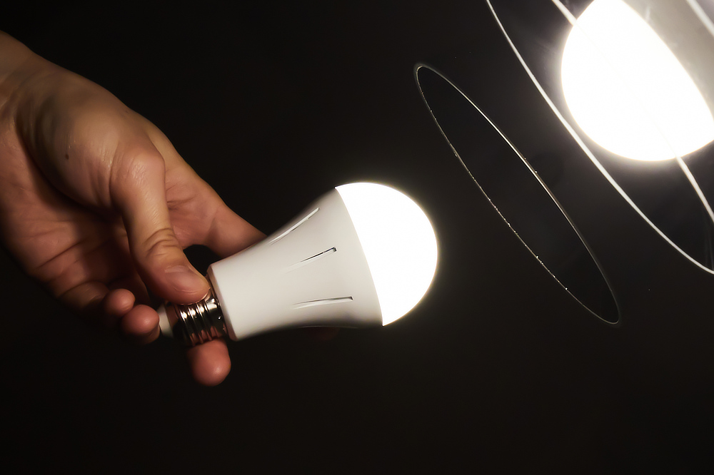 使っている明かりを取り外すだけで懐中電灯に｜毎日使う照明・電球が防災用品に。停電時でも点灯する、バッテリー内蔵ライト『tsuita（ついた）』