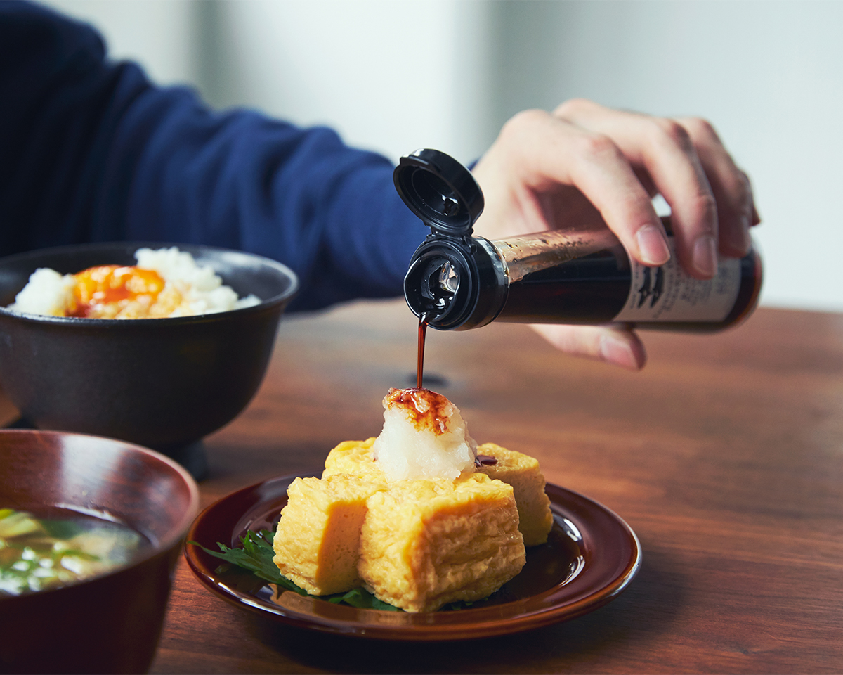節納屋（ふしなや＝宗田節の製造工場）「たけもと商店」が丁寧につくる伝統の味。うまみが凝縮！いつもの調味料が宗田節で輝きだす、つぎ足して使える「だし醤油＆だし酢（化粧箱入り）」｜SHIMANTO DOMEKI COMPANY