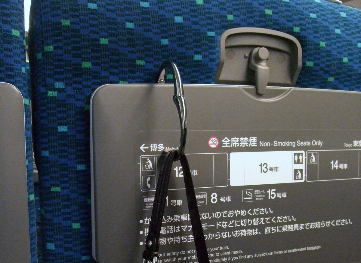 新幹線、バスにも引っ掛けられるバックハンガー クリッパ Clipa