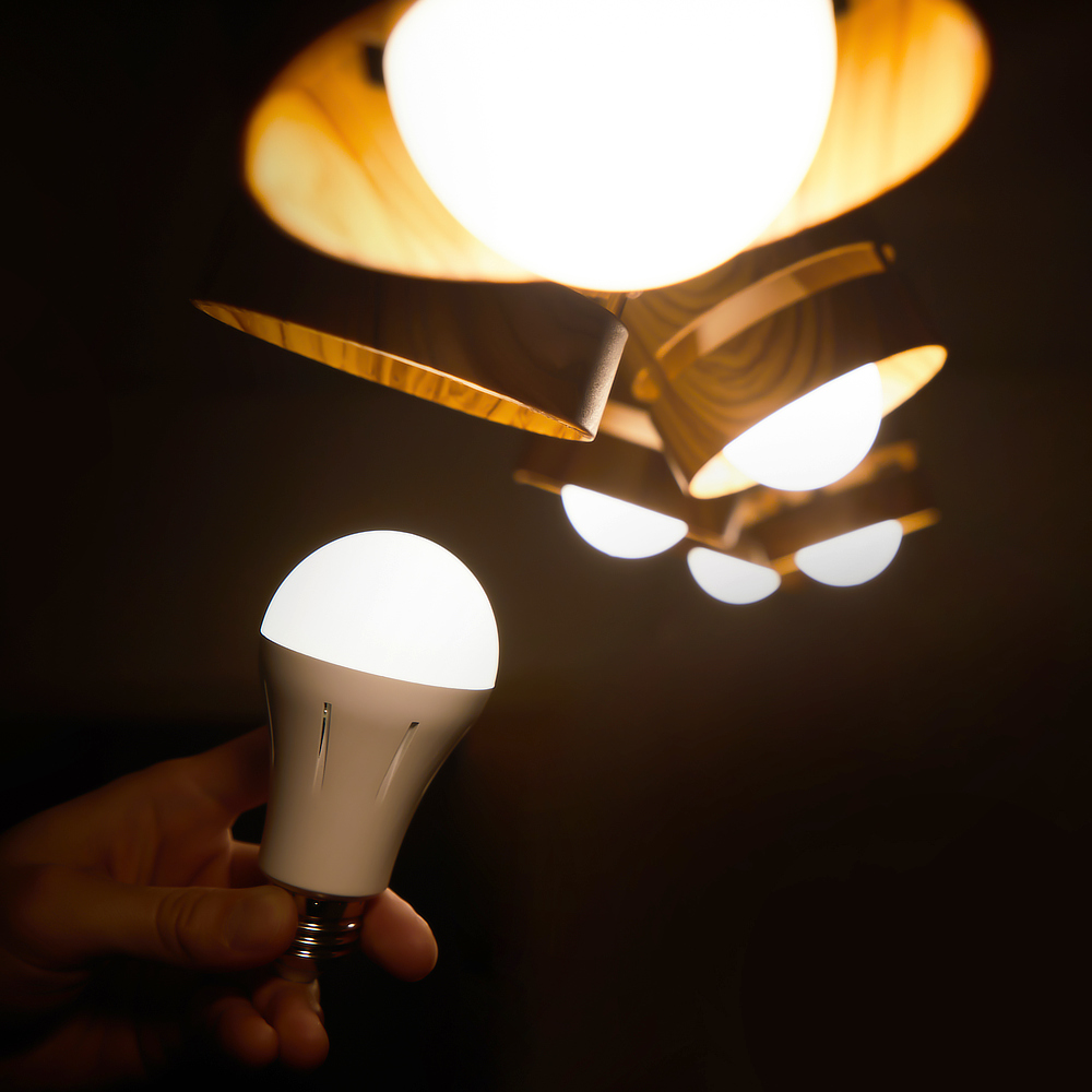 照明器具から取り外せば、懐中電灯として使える｜毎日使う照明・電球が防災用品に。停電時でも点灯する、バッテリー内蔵ライト『tsuita（ついた）』