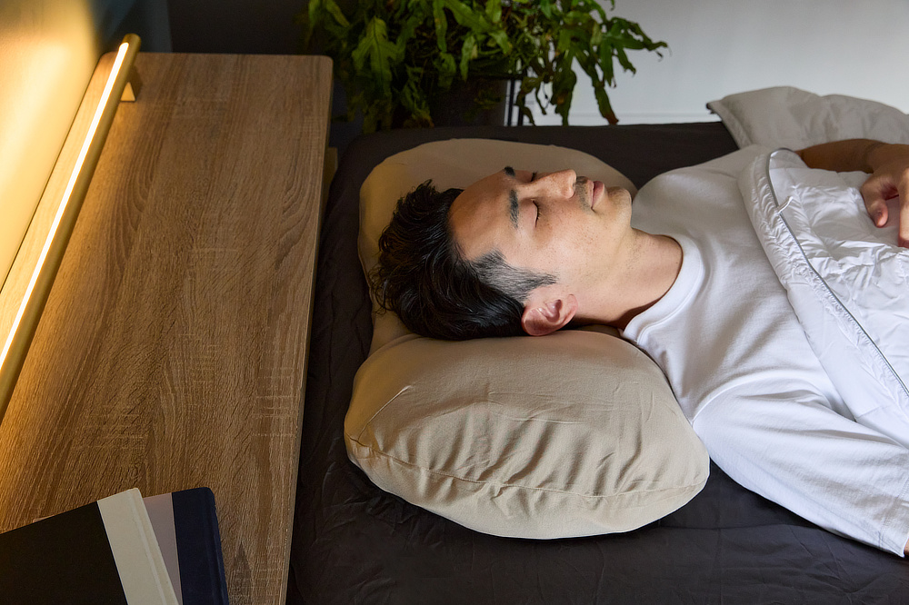 専用の別売カバーをつけた『PRO-8枕』でぐっすり。枕のプロ8人がこだわってつくった究極の枕|PRO-8(プロハチ)枕 ディーブレス