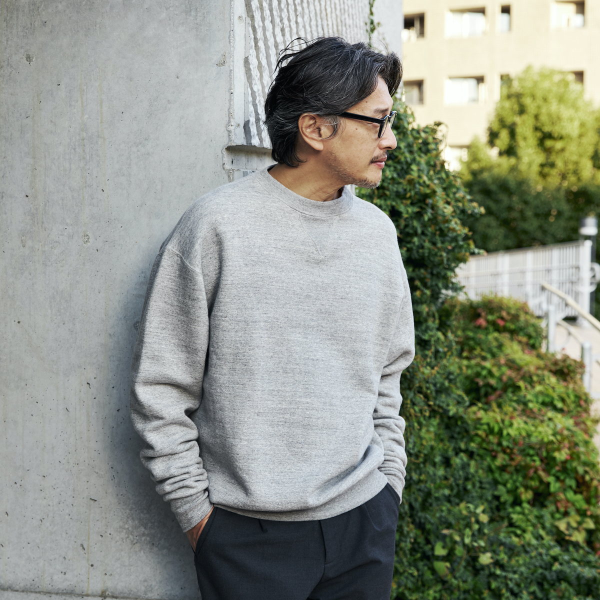 スポルディング社の名作の復刻版。品よく首に沿うネックライン、肩や脇に伸縮性のあるリブを設けた独特のディテール。約100年前のフットボールウエアを原型とした、いま着たいスウェット「フットボールスウェット」｜A.G. Spalding & Bros