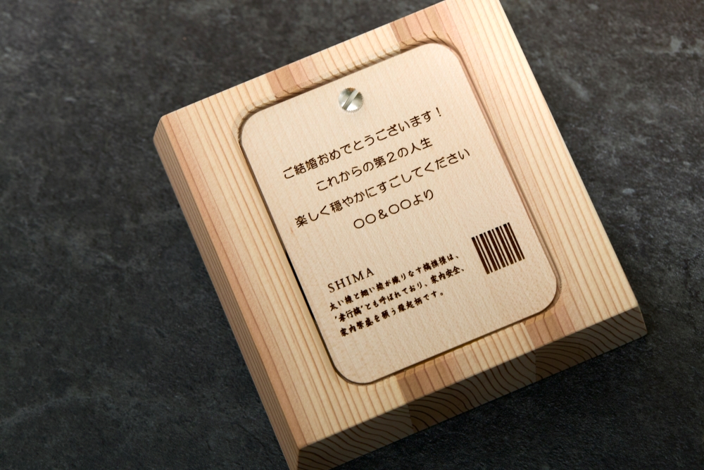 時計裏側のプレートに、無料で60字までのオリジナルメッセージを、刻印できる『NENRIN CLOCK』「ko NENRIN 波紋」