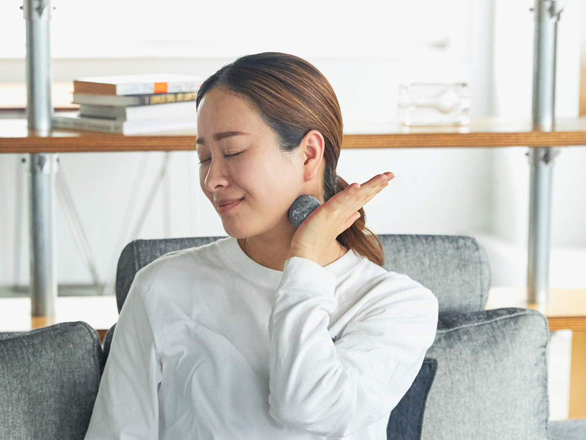 ボディオイルを使用すればさらに滑りがよくなり、やさしくケアができます｜北欧フィンランド北東部の地底から発見された、カレリアンソープストーンの「マッサージストーン」｜HUKKA DESIGIN（フッカ デザイン）
