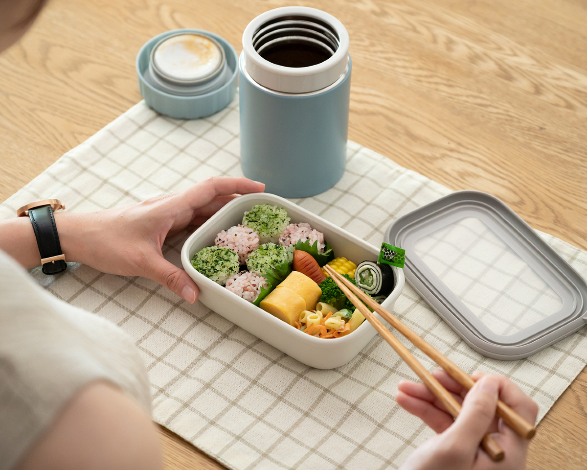 そのまま食器として使えるデザイン。横に倒しても汁漏れしない密閉性。スープも持ち運べるマルチ保存容器|CIRQULA(サーキュラ)