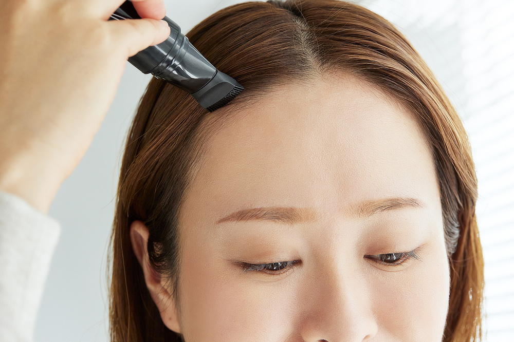 途中、生え際やもみあげに白髪を見つけたら、「ヘアカラーリタッチ」を使うのがおすすめ|髪と頭皮を傷めることなくカラーリングできる。クリームを塗って光で着色するユニーク発想する白髪染め「ルミナマジックS」