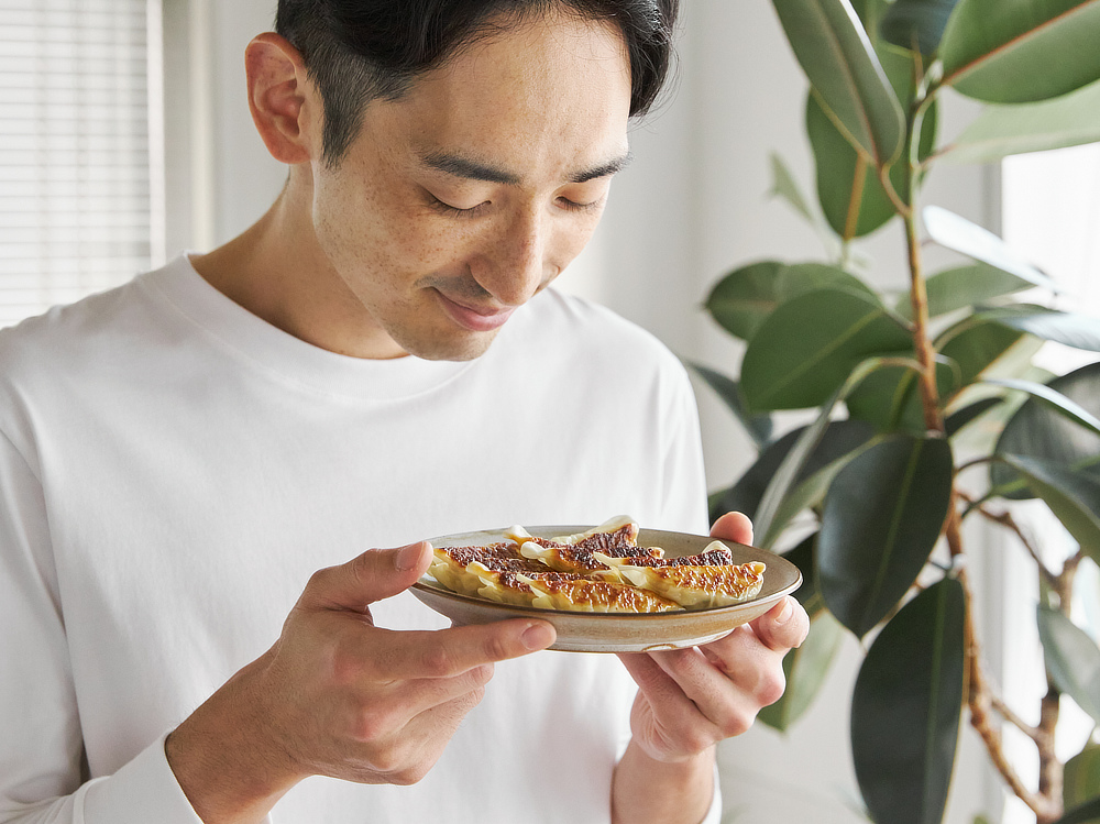 熱がムラなく伝わるので、パンケーキも、分厚いステーキ肉も、キレイに焼きあがる|食材がくっつかない、焦げつかないフライパン(調理器具・道具・キッチンツール)|『SURUTTO(スルット)』