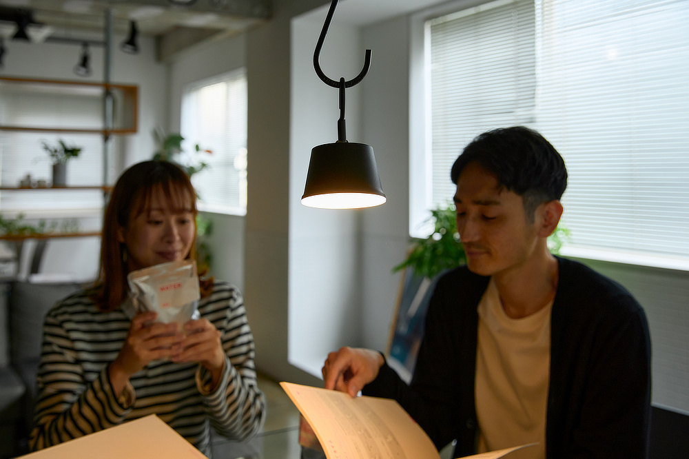 天井のダクトレールにつけた、吊りフックにひっかけたら、ペンダントライト代わりに｜突然の停電でも安心。BBQやテント内の照明、ガレージの作業灯にも。お洒落な充電式のコードレスLEDランプ『Magnecco（マグネッコ）』