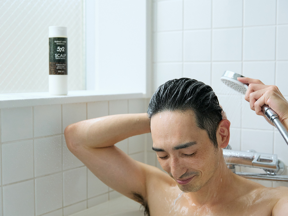 汚れ落ちも、気持ちよさも、まるで違うのに、手で洗うより、ずっとラク｜男性の髪と頭皮のための『572（ゴーナナニ）』のシャンプー、トリートメント、育毛剤、スカルプブラシ