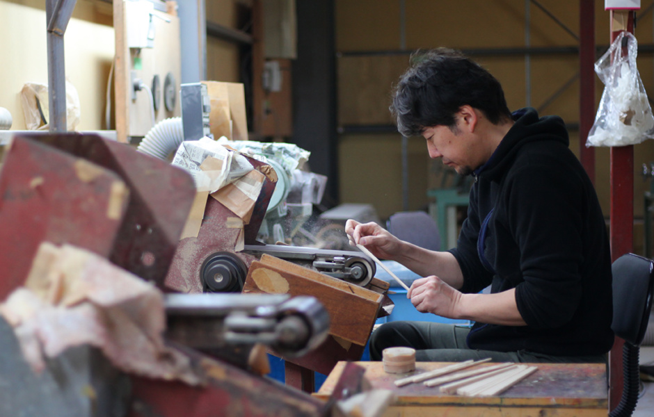 職人手作り、天然漆の一生ものの箸で、幸せの箸渡し|福井県小浜市で大正十年創業の箸メーカー『兵左衛門(ひょうざえもん)』