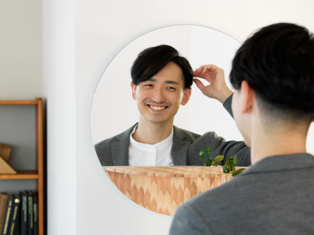 脳科学の分野では、自分の「いい顔」を見ると、気持ちに余裕が生まれると言われているので、「鏡チェック」おすすめです。｜日本のミマツ工芸による佐賀の杉を選び抜いて作った家具『NENRIN（年輪）』｜ウォールミラー・鏡