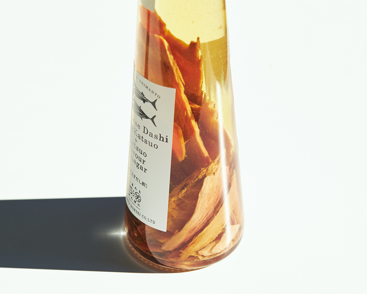 家の醤油やお酢の瓶に入れて使っていたことがきっかけ。うまみが凝縮！いつもの調味料が宗田節で輝きだす、つぎ足して使える「だし醤油＆だし酢（化粧箱入り）」｜SHIMANTO DOMEKI COMPANY