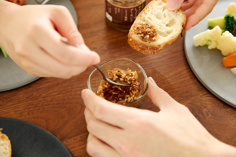 シンプルな「目玉焼き」や、切っただけの「バゲット」もごちそうに｜どんな料理も美味しくなる。ギフトにも喜ばれる、香り高いトリュフ入りの万能調味料「サクサクしょうゆアーモンド トリュフ風味」