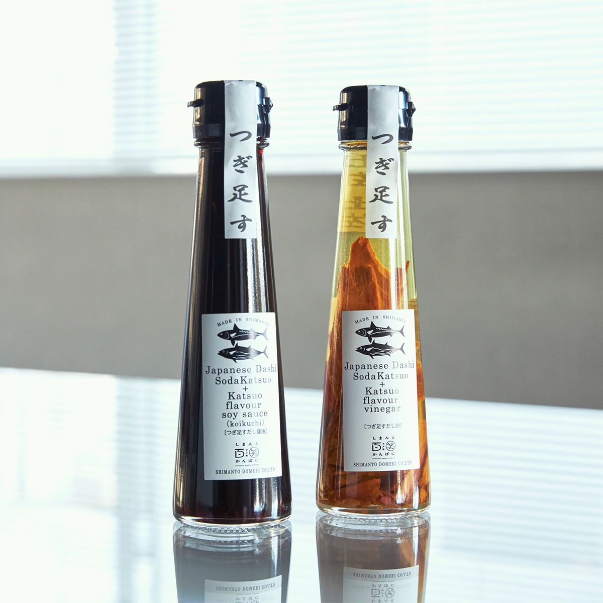 毎日の食卓に必ず置いておきたくなる『つぎ足すだし醤油』と『つぎ足すだし酢』。うまみが凝縮！いつもの調味料が宗田節で輝きだす、つぎ足して使える「だし醤油＆だし酢（化粧箱入り）」｜SHIMANTO DOMEKI COMPANY