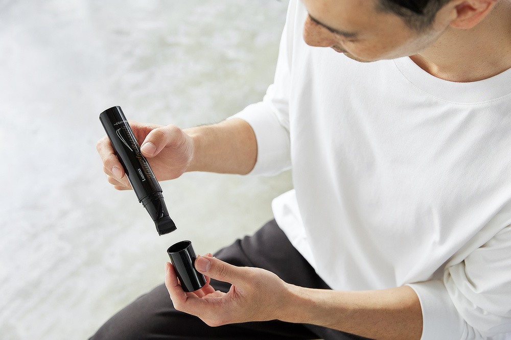 金属銀は、食器などにも使われている成分で、肌に触れてもアレルゲンとなる心配がありません|髪と頭皮を傷めることなくカラーリングできる。クリームを塗って光で着色するユニーク発想する白髪染め「ルミナマジックS」