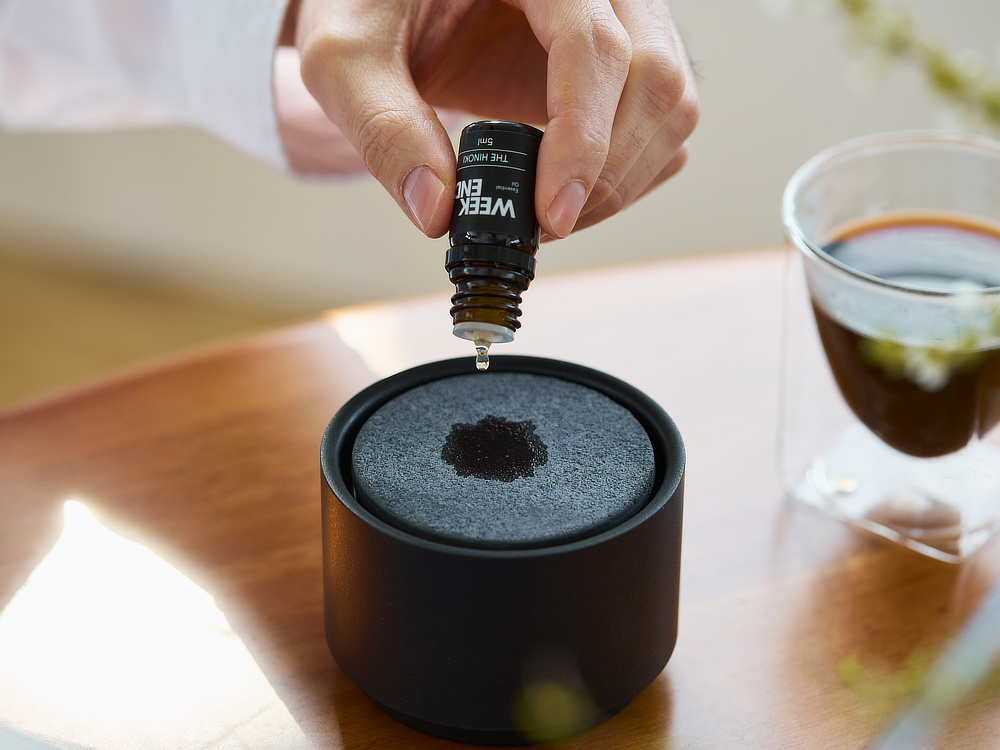 THE HINOKI｜手間のかかる製造工程を経て生まれた上質なエッセンシャルオイル｜香炉やオブジェのような洗練されたデザイン。水なし・コードレスで使えるアロマディフューザー｜WEEK END（ウィークエンド）
