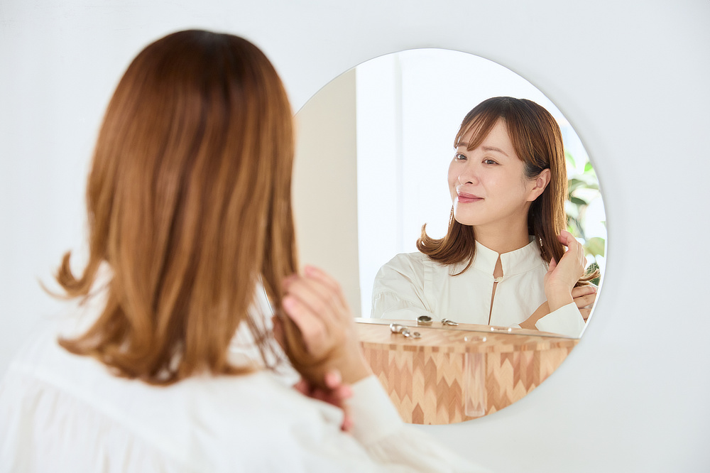 置いたとたん、部屋の雰囲気が、パッと明るく。気持ちも、自然と、上向きになるのを感じるインテリアに｜日本のミマツ工芸による佐賀の杉を選び抜いて作った家具『NENRIN（年輪）』｜ウォールミラー・鏡