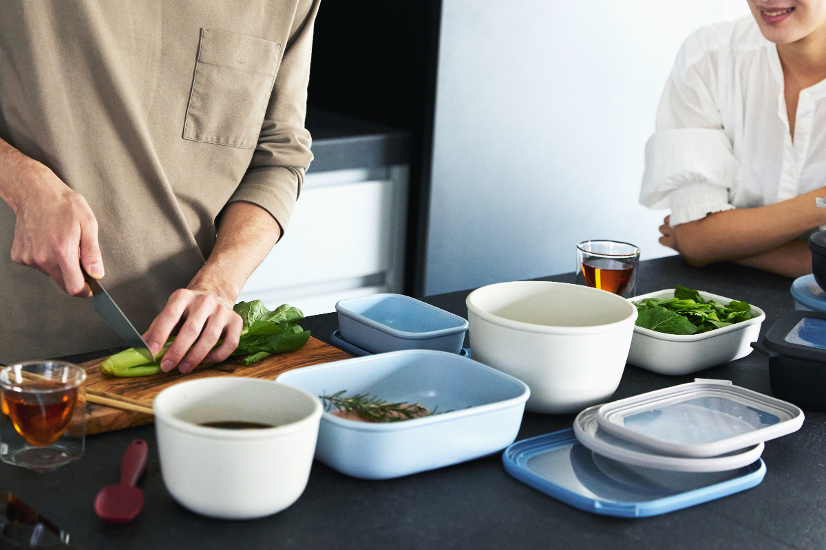 料理の下ごしらえ用の、バットとしても活躍。レンジも使える。横に倒しても汁漏れしない密閉性。スープも持ち運べるマルチ保存容器|CIRQULA(サーキュラ)