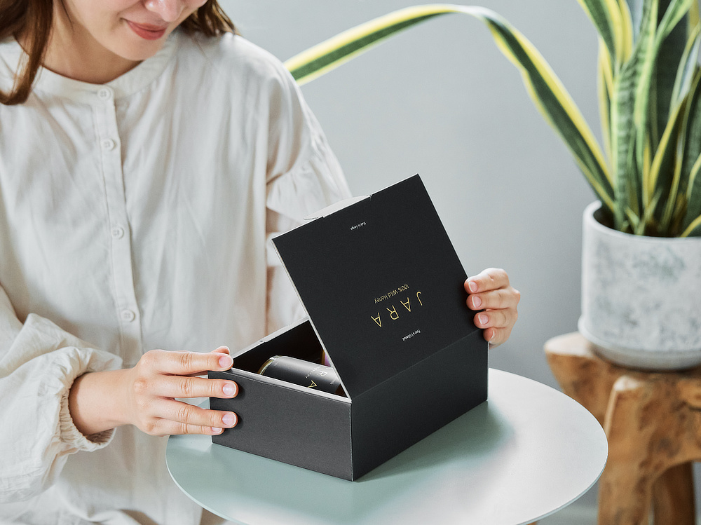 プレミアム感に溢れた『JARA Honey（ジャラハニー）』は、お世話になったお礼、退職祝い、父の日や母の日など、大切な人へのプレゼントにふさわしいたたずまい｜世界最古の採蜜の地・ジョージアから届いた、野生のままの巣ごとハチミツ『JARA Honey（ジャラハニー）』