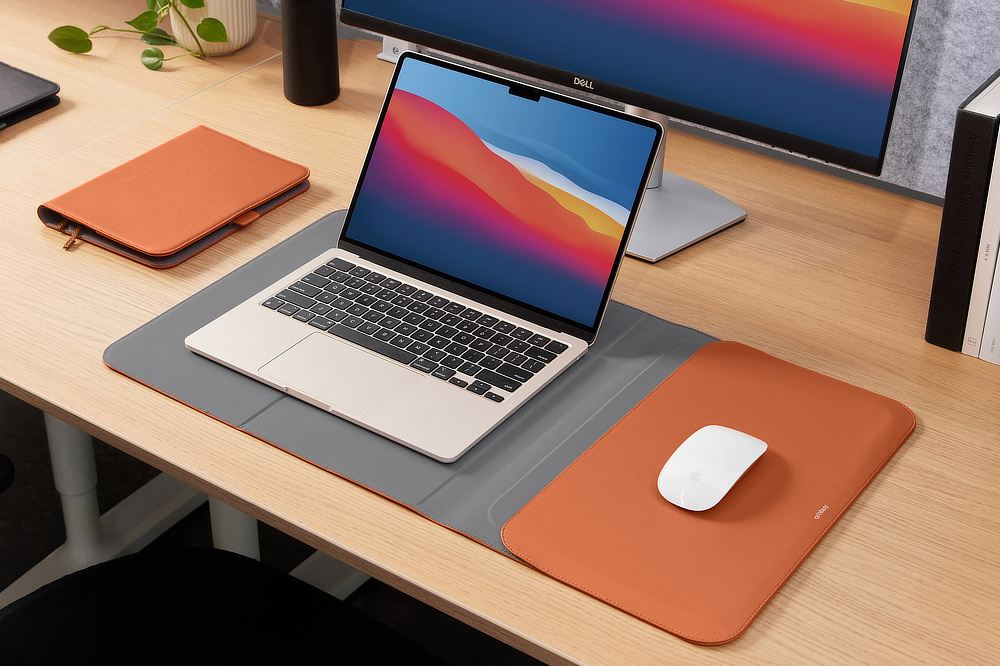 デスクマットになる『Orbitkey Laptop Sleeve』と、立ったままでも、アイデアを効率的にまとめられる『Orbitkey Compendium』|Orbitkey(オービットキー)のビジネスツール『Orbitkey Compendium(コンペンディウム)』と、『Orbitkey Laptop Sleeve(ラップトップスリーブ)』
