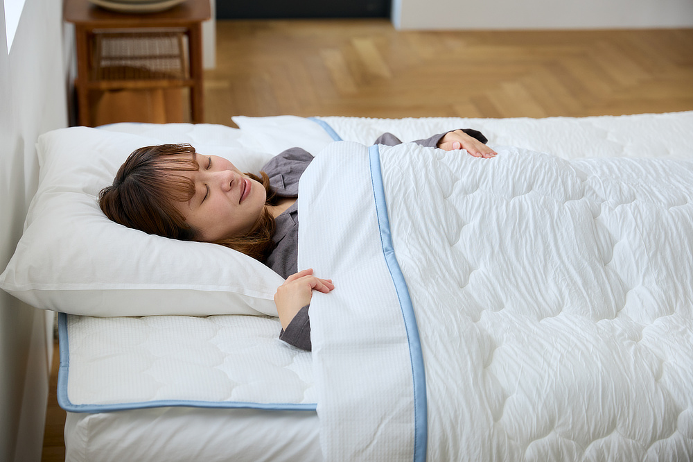 掛布団といっしょに使うと、全身がヒンヤリ包まれて、ますます気持ちいい｜熱帯夜も、心地よい睡眠。驚くほど「しっとり冷たい」寝心地の冷感夏の掛け・敷きふとん｜The ICE 27（ザ・アイス・トウェンティーセブン）